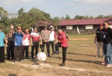 Peduli Kemajuan Sepak Bola, Karolin Tegaskan Kabupaten Landak Mesti Punya Sekolah Sepak Bola B